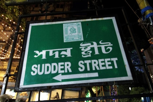 サダルストリートを行き交う人々