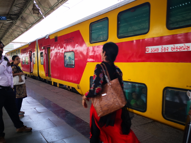 ダブルデッカーでムンバイへ