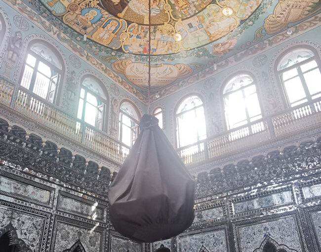 路地裏に美しいジャイナ教寺院とJKグループの拠点