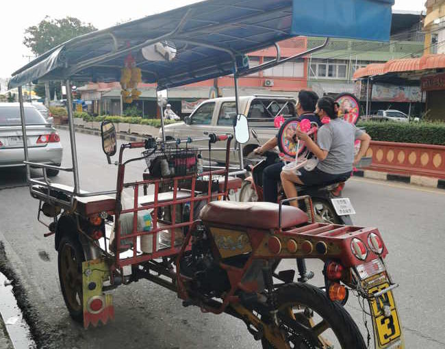 客前方、オヤジ後方型トゥクトゥク
