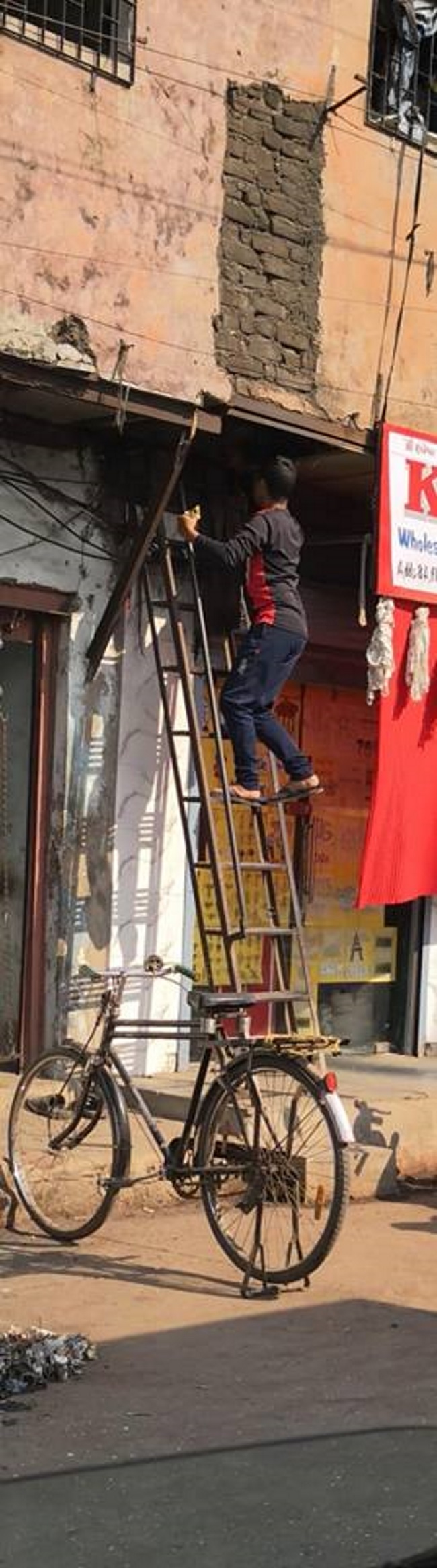 ダーラーヴィーのスラムを通過