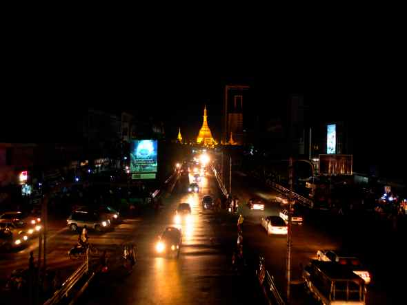 ヤンゴンの往来にて