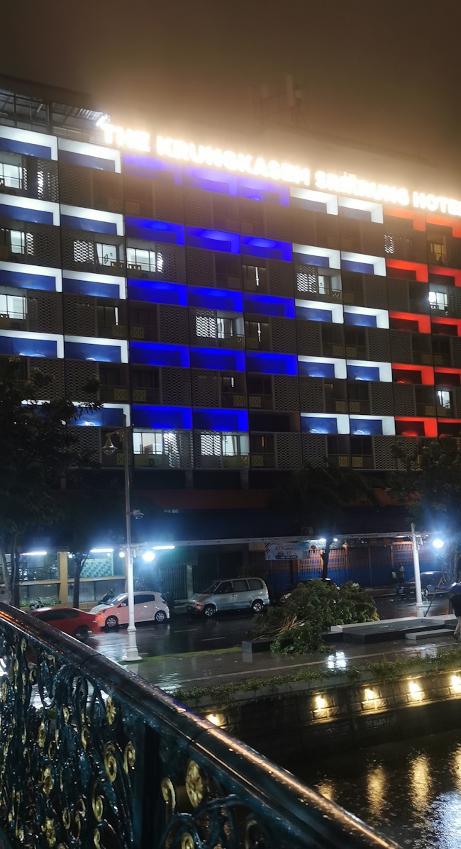 スリクルンホテルとその周辺