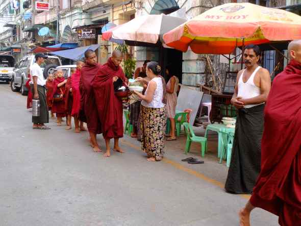 ヤンゴンのサティヤナーラーヤン寺にて