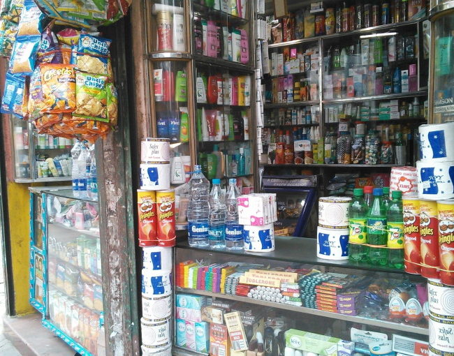 街角のよろず屋の風景