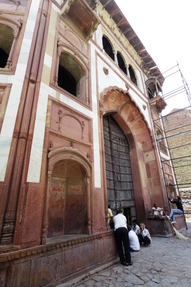 ザファル・メヘルとクトゥブッディーン・バクティヤール・カーキーのダルガー